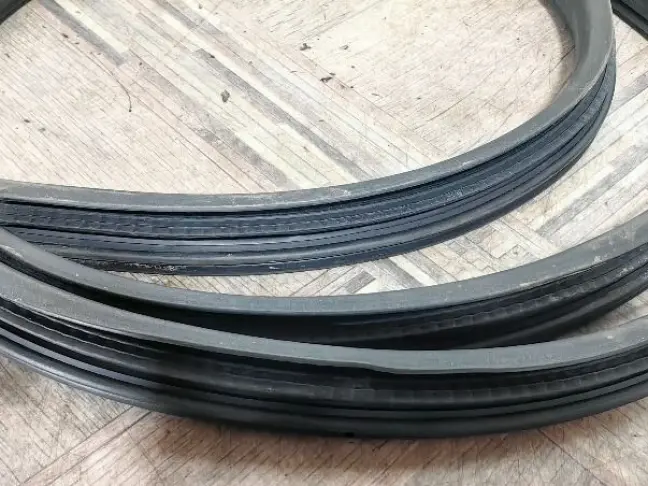 Уплотнитель двери передний Land Rover Freelander 2