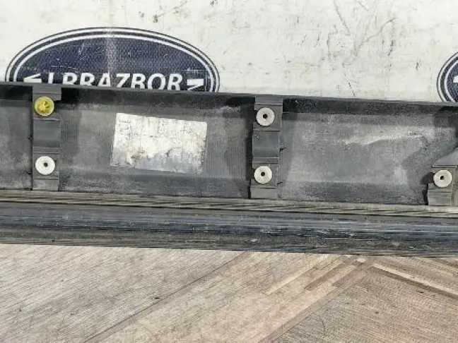 Молдинг двери задней правой DISCOVERY 3 L319 05-09