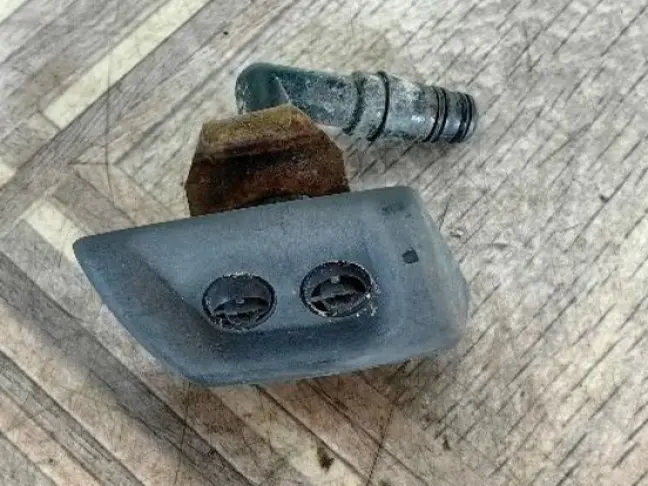 Форсунка фароомывателя левая Discovery 3 L319