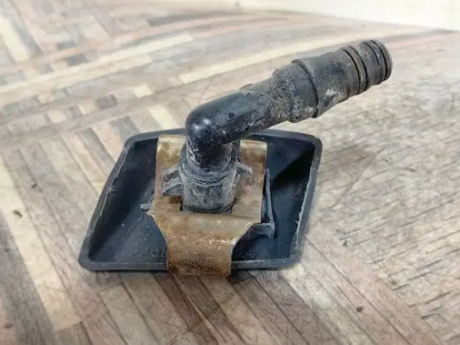 Форсунка фароомывателя левая Discovery 3 L319