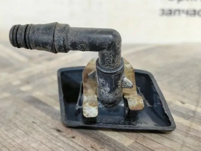 Форсунка фароомывателя правая Discovery 3 L319