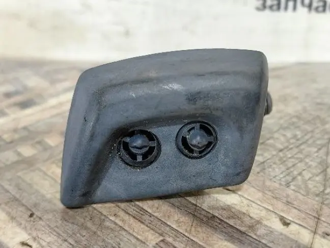 Форсунка фароомывателя правая Discovery 3 L319