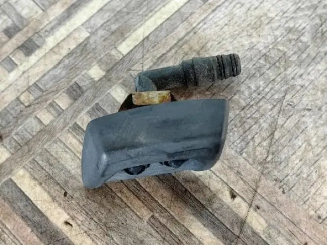 Форсунка фароомывателя правая Discovery 3 L319