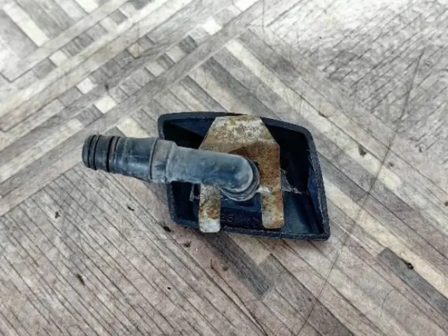 Форсунка фароомывателя правая Discovery 3 L319