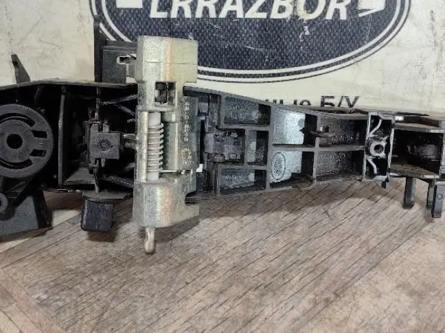 Ручка двери передней левой DISCOVERY 3 L319 05-09