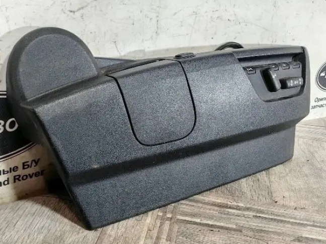 Накладка сидения правая DISCOVERY 3 L319 05-09