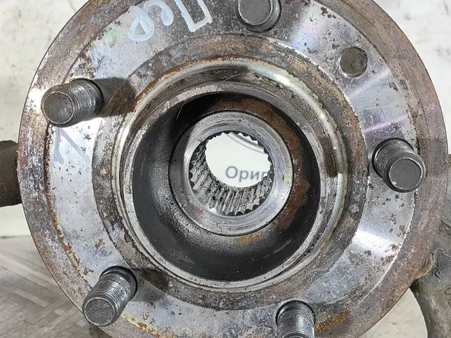 Кулак поворотный передний левый DISCOVERY 3 L319