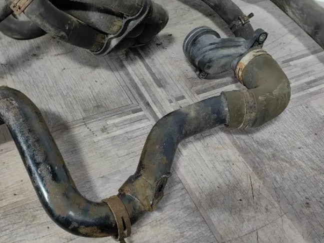 Патрубок системы охлаждения DISCOVERY 3 L319 2.7