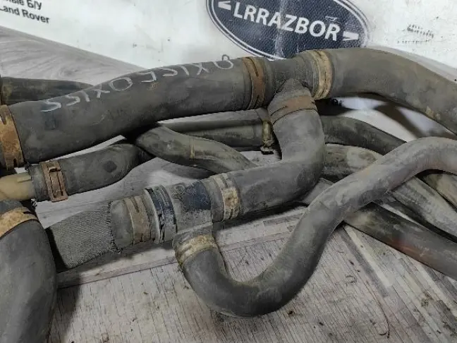 Патрубок системы охлаждения DISCOVERY 3 L319 2.7