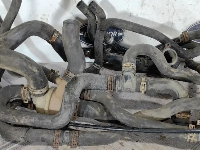 Патрубок системы охлаждения DISCOVERY 3 L319 2.7