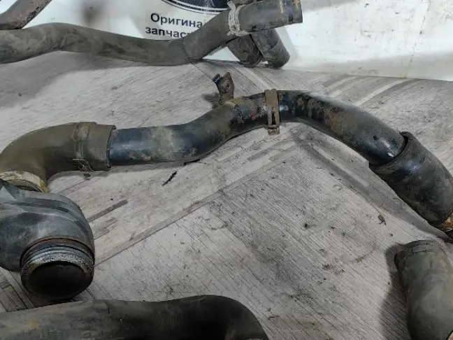 Патрубок системы охлаждения DISCOVERY 3 L319 2.7