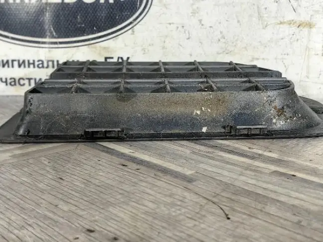 Решетка в крыло правая DISCOVERY 3 L319 05-09