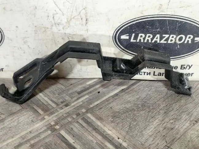 Кронштейн передний правый Discovery 3 L319