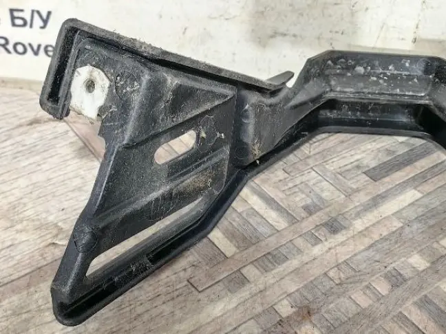 Кронштейн передний правый Discovery 3 L319