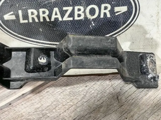 Кронштейн передний правый Discovery 3 L319