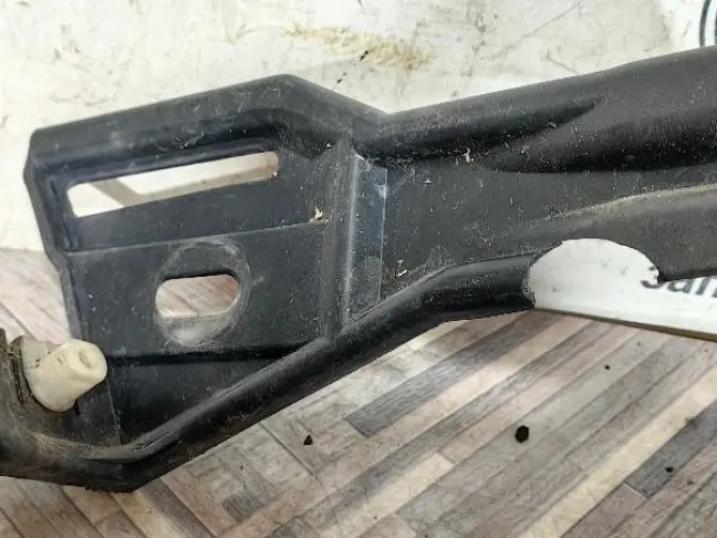 Кронштейн передний правый Discovery 3 L319