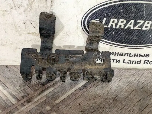 Кронштейн заднего бампера левый DISCOVERY 3 L319