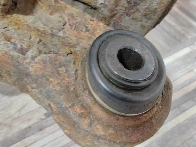 Кулак задний правый DISCOVERY 3 L319 05-12