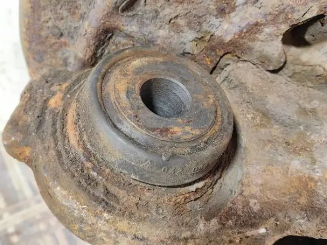 Кулак задний правый DISCOVERY 3 L319 05-12