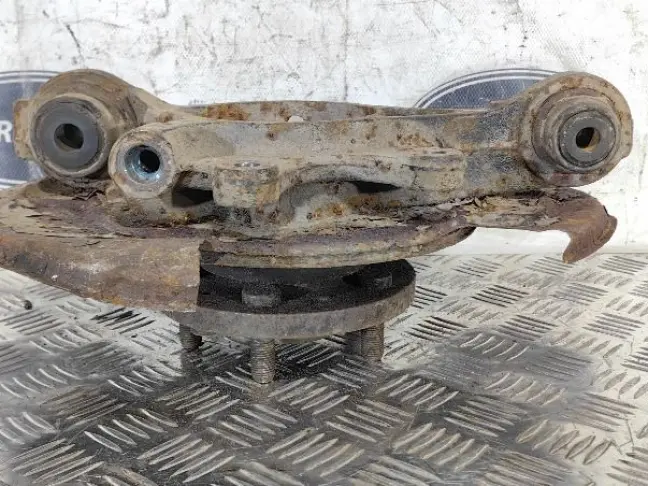 Кулак задний правый DISCOVERY 3 L319 05-12