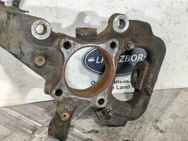 Кулак поворотный передний левый DISCOVERY 3 L319