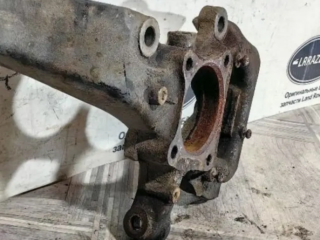 Кулак поворотный передний левый DISCOVERY 3 L319