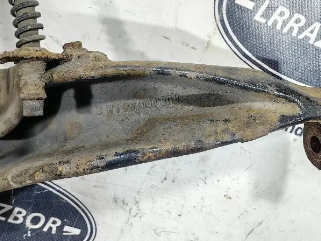 Кулак поворотный передний левый DISCOVERY 3 L319