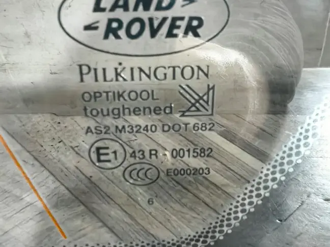 Стекло кузовное глухое левое Land Rover Sport L320