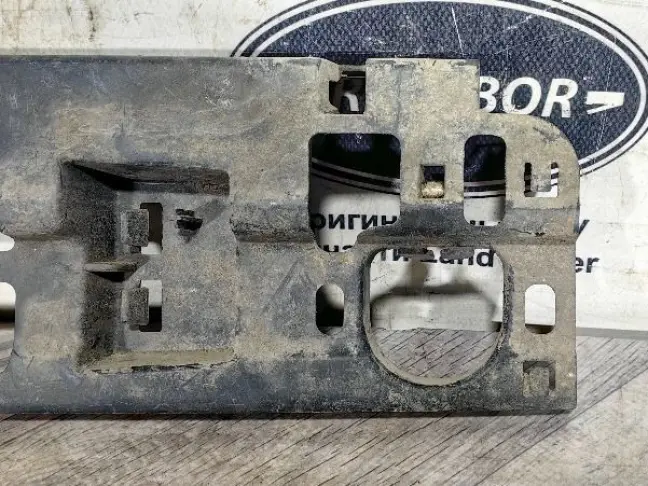 Кронштейн заднего бампера правый Sport L320