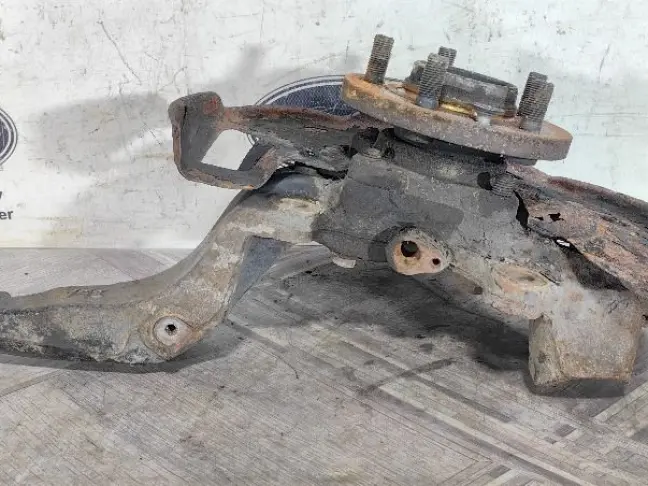 Кулак передний правый Range Rover Sport L320 09-13