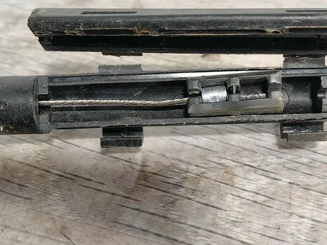 Трос капота средний Range Rover 3 L322 02-12