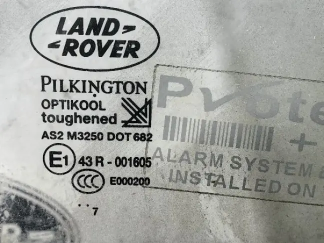 Стекло двери передней правой RangeRover Sport L320