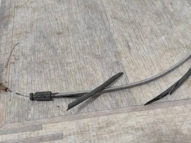 Трос открывания капота Land Rover Sport L320