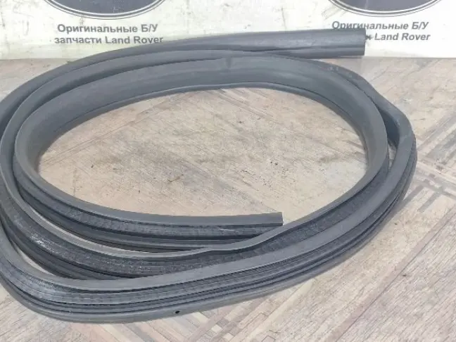 Уплотнитель двери задний Land Rover Freelander 2
