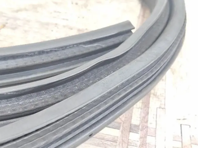 Уплотнитель двери задний Land Rover Freelander 2