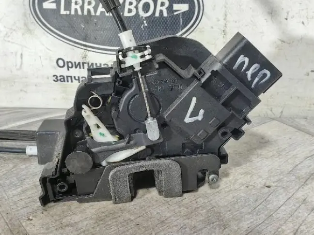 Замок двери передней левый Range Rover Sport L320