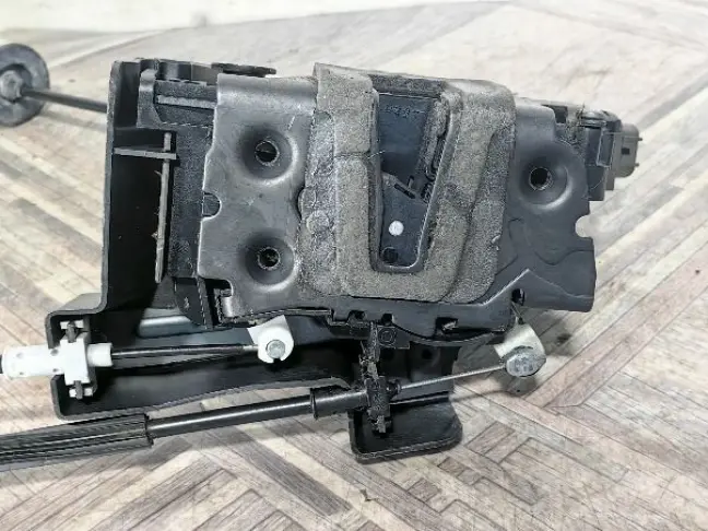 Замок двери передней левый Range Rover Sport L320