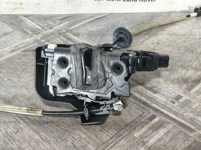 Замок двери задней левый Range Rover Sport L320