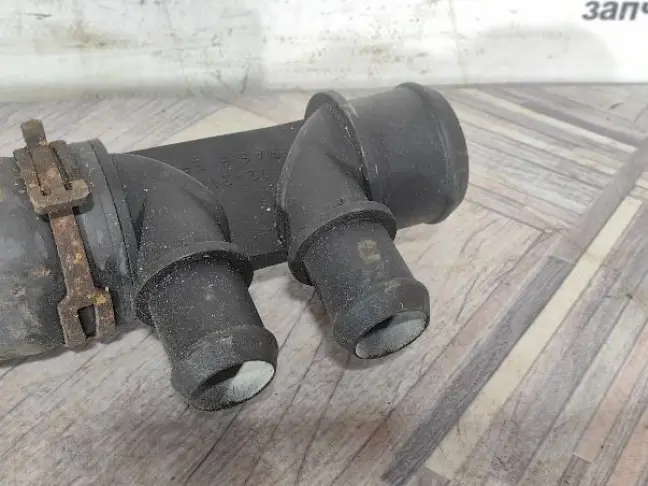 Патрубок радиатора нижний Range Rover 4.2 428PS