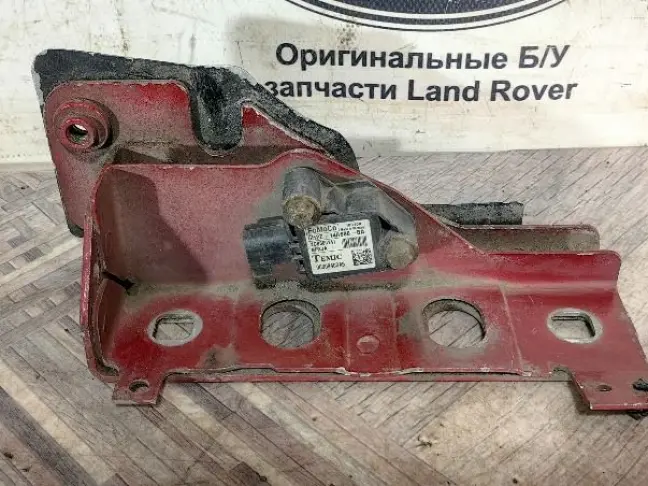 Кронштейн панели правый DISCOVERY 3/4 L319