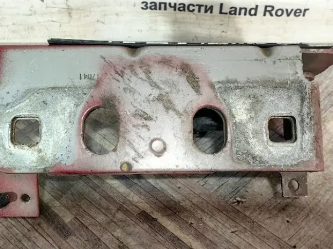 Кронштейн панели правый DISCOVERY 3/4 L319