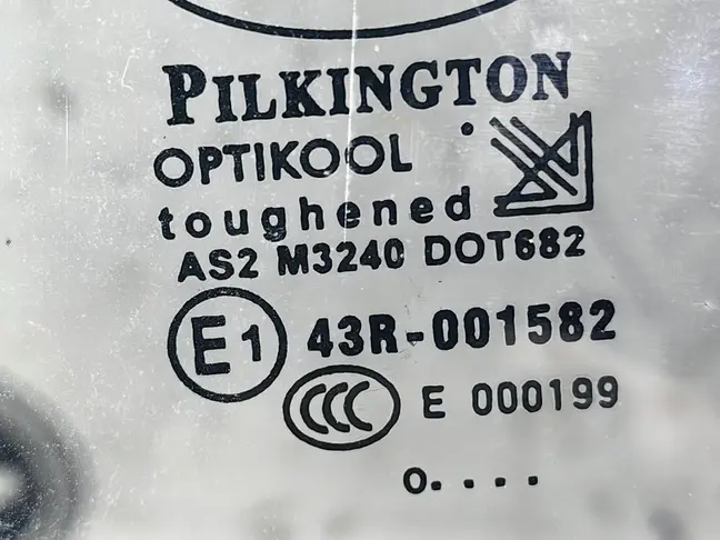 Стекло двери задней левой Range Rover Sport L320