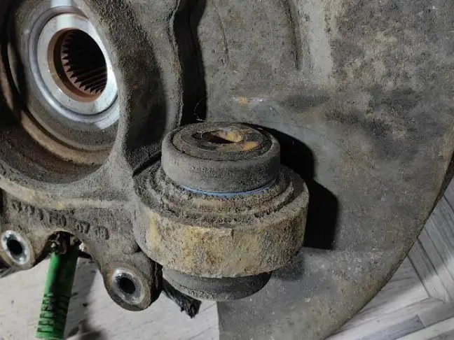 Кулак задний левый Range Rover L322 02-09