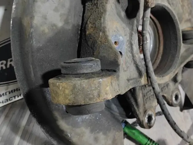 Кулак задний левый Range Rover L322 02-09