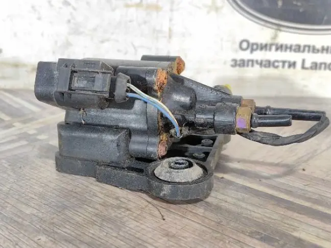 Блок клапанов подвески передний Range Rover L322