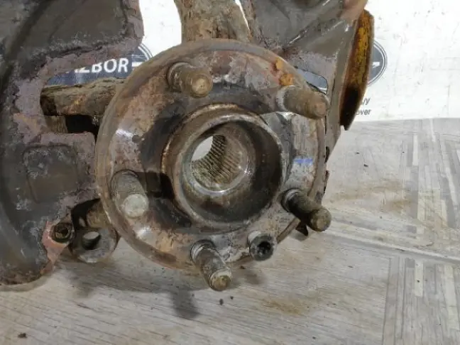 Кулак передний левый Land Rover Freelander 2.2