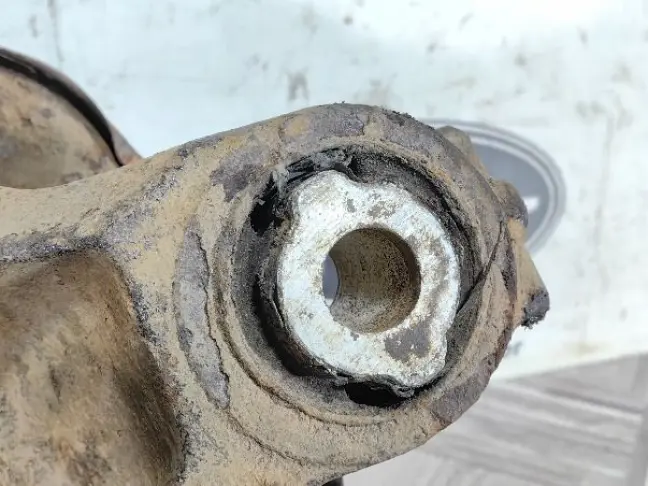 Кулак задний левый Land Rover Freelander 2 2.2