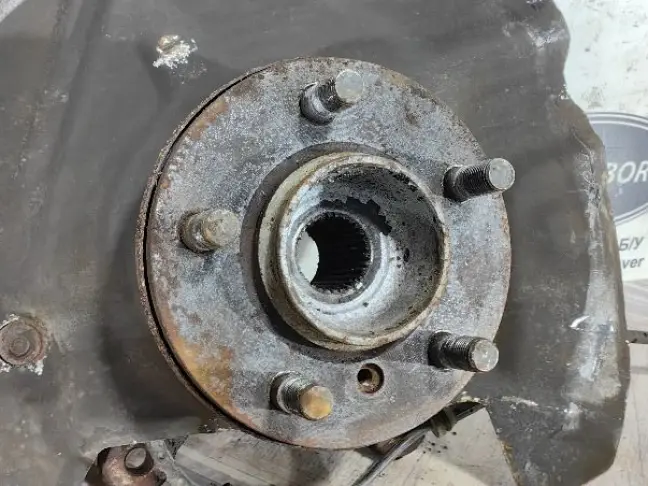 Кулак передний правый Range Rover L322 02-09