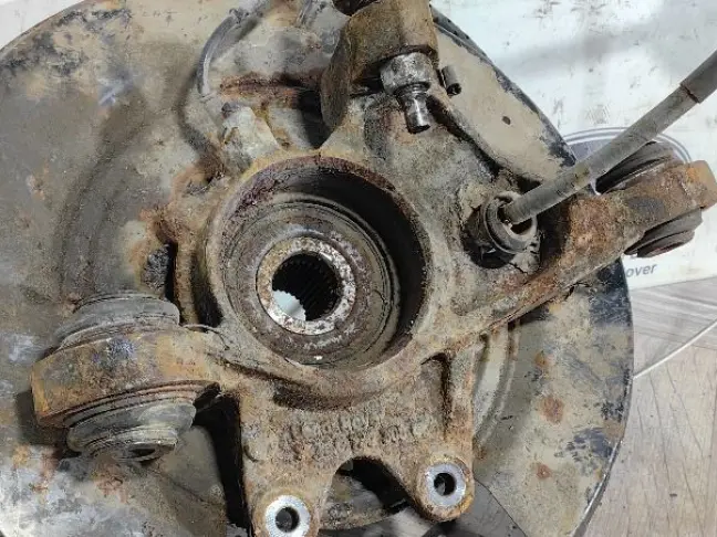 Кулак задний правый Range Rover L322 02-09