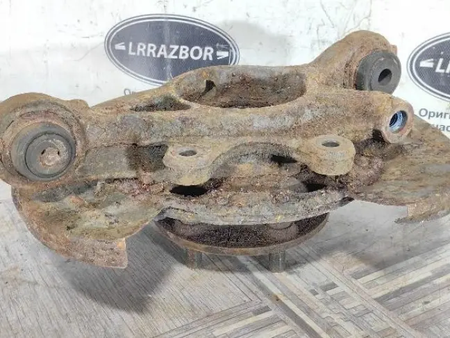 Кулак задний левый Range Rover Sport L320